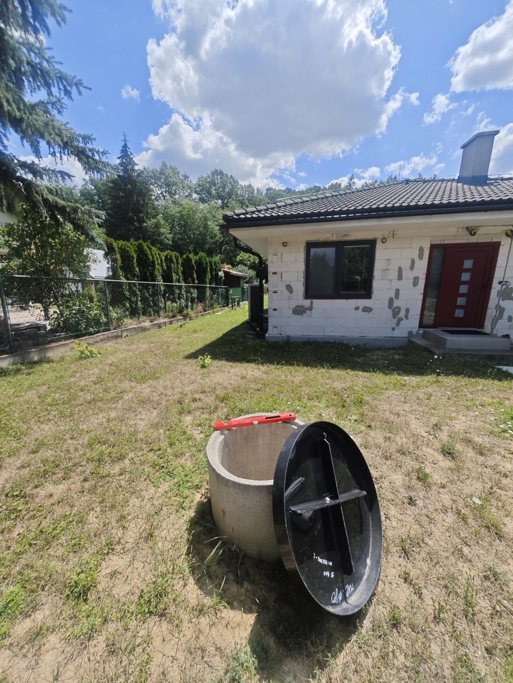 Skúška tesnosti betónovej žumpy pri rodinnom dome